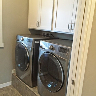ミルウォーキーの中サイズのコンテンポラリースタイルのおしゃれな洗濯室 (シェーカースタイル扉のキャビネット、白いキャビネット、グレーの壁、クッションフロア、左右配置の洗濯機・乾燥機) の写真