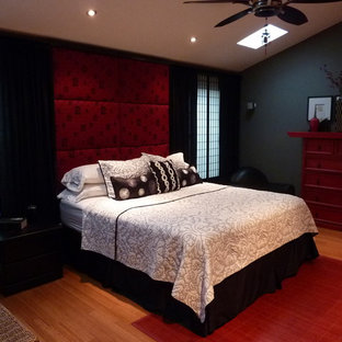 Ispirazione per una grande camera matrimoniale etnica con pareti blu e pavimento in bambù