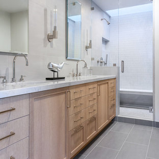 Idee per una stanza da bagno padronale moderna di medie dimensioni con ante con riquadro incassato, ante in legno chiaro, doccia ad angolo, WC monopezzo, piastrelle grigie, piastrelle in ceramica, pareti grigie, pavimento con piastrelle in ceramica, lavabo da incasso e top in marmo