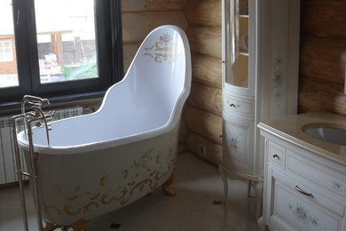 Идея дизайна: большая главная ванная комната в викторианском стиле с ванной на ножках, мраморным полом, врезной раковиной, мраморной столешницей и бежевым полом
