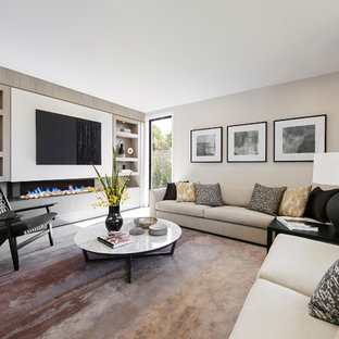 Inredning av ett modernt mellanstort separat vardagsrum, med beige väggar, klinkergolv i porslin, en bred öppen spis, grått golv, ett finrum och en inbyggd mediavägg