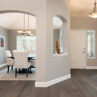 デンバーの広いトランジショナルスタイルのLDKの画像 (グレーの壁、淡色無垢フローリング、グレーの床)