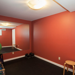 フィラデルフィアの中サイズのモダンスタイルのおしゃれなトレーニングルーム (オレンジの壁、コルクフローリング) の写真