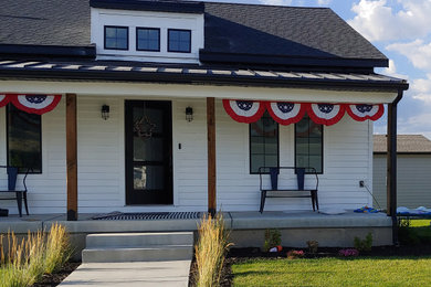 Mid-sized front porch idea in Salt Lake City
