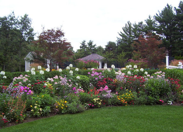 Классический Сад by NatureWorks Landscape Services, Inc.