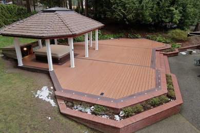 Design ideas for a large contemporary backyard deck in Seattle.