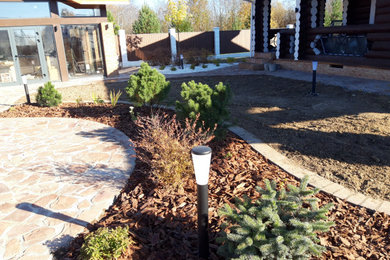 На фото: участок и сад на внутреннем дворе в современном стиле с камнем в ландшафтном дизайне с