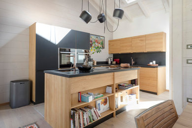 Idee per una cucina minimal con lavello sottopiano, ante lisce, ante in legno scuro, paraspruzzi grigio, parquet chiaro, pavimento beige e top grigio