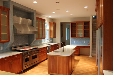 Example of a classic kitchen design in Detroit