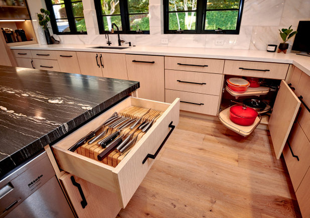 Modern Kitchen by Signature Designs Kitchen | Bath | Interiors