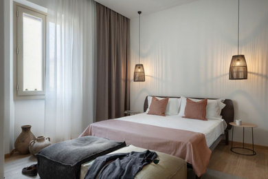フィレンツェにあるコンテンポラリースタイルのおしゃれな寝室のレイアウト