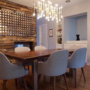 Bild på en mellanstor funkis matplats med öppen planlösning, med beige väggar, mellanmörkt trägolv, en standard öppen spis och en spiselkrans i metall