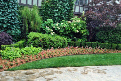 Inspiration for a mid-sized contemporary shade side yard mulch formal garden in Oklahoma City for spring.