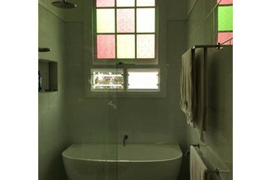 Imagen de cuarto de baño infantil, único y a medida contemporáneo pequeño con armarios con paneles con relieve, puertas de armario blancas, bañera exenta, ducha abierta, sanitario de una pieza, baldosas y/o azulejos blancos, baldosas y/o azulejos de cerámica, paredes blancas, suelo de baldosas de cerámica, lavabo bajoencimera, encimera de cuarzo compacto, suelo gris, ducha abierta y encimeras blancas