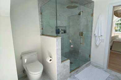Cette image montre une salle de bain traditionnelle.