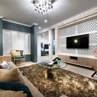 Idées déco pour une salle de cinéma moderne de taille moyenne et ouverte avec un mur bleu, un sol en brique et un téléviseur fixé au mur.