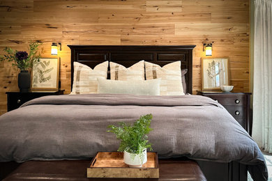 Foto de dormitorio principal de estilo americano de tamaño medio sin chimenea con paredes verdes, moqueta, suelo beige y madera