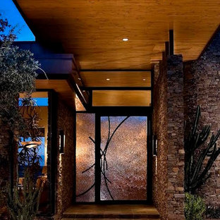 Ispirazione per una grande porta d'ingresso minimalista con pavimento in travertino, una porta singola e una porta in vetro