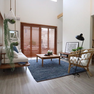 Ejemplo de salón mediterráneo con paredes blancas, suelo de madera pintada y suelo gris