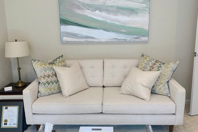 Inspiration for a transitional home office remodel in New York