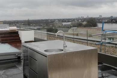 Mittelgroße, Unbedeckte Moderne Dachterrasse mit Outdoor-Küche in London