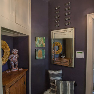 Exempel på en liten eklektisk farstu, med lila väggar