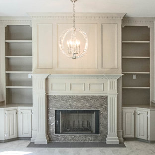 Ejemplo de despacho tradicional, grande, con paredes multicolor, chimenea tradicional y marco de chimenea de piedra