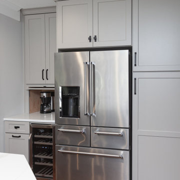 LARGE TWO-TONE KITCHEN