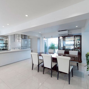 東京23区のモダンスタイルのLDKの画像 (白い壁、白い床)