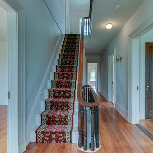 Ejemplo de escalera recta, clásica, extra grande, con contrahuellas enmoquetadas