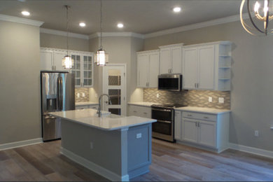 Kitchen - transitional kitchen idea in Jacksonville