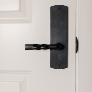 Idee per una camera matrimoniale con pareti grigie, parquet chiaro, camino classico, cornice del camino in pietra ricostruita, pavimento marrone, soffitto in perlinato e pareti in legno