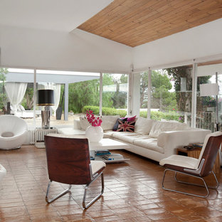 Idee per un grande soggiorno moderno chiuso con sala formale, pareti bianche, pavimento in terracotta, nessun camino e nessuna TV