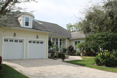 Mid-sized elegant exterior home photo in Tampa