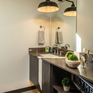 Immagine di una stanza da bagno padronale moderna di medie dimensioni con ante lisce, ante marroni, doccia alcova, piastrelle bianche, piastrelle in gres porcellanato, pareti bianche, pavimento in cemento, lavabo sottopiano, top in vetro riciclato, pavimento beige, doccia aperta e top grigio