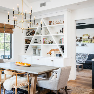 オレンジカウンティのカントリー風 LDKの画像 (白い壁、無垢フローリング、ベージュの床)