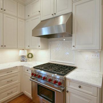 Eat in Kitchen Maximizes Both Storage and Entertainment Space