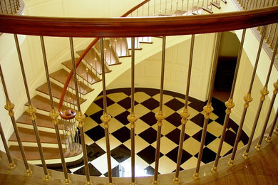 Modelo de escalera curva romántica con escalones de madera y contrahuellas de madera pintada