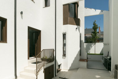 Diseño de terraza contemporánea de tamaño medio en patio lateral