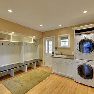 Bild på en vintage tvättstuga, med en tvättpelare