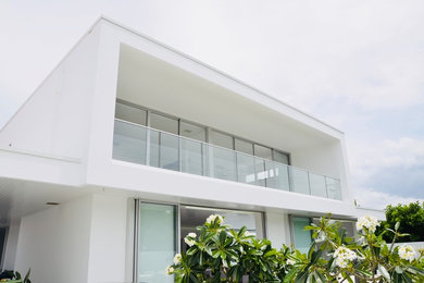 Inspiration för stora moderna vita hus, med två våningar, fiberplattor i betong, platt tak och tak i metall