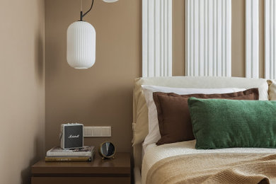 Ejemplo de dormitorio principal con paredes beige y suelo de madera clara