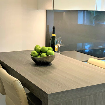 Handleless Trim Breakfasting Kitchen