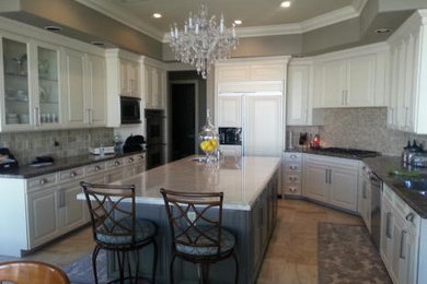 Minimalist kitchen photo in Las Vegas