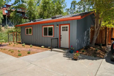 Mid-sized transitional gray one-story exterior home idea in San Francisco with a shingle roof and a gray roof