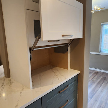 Beautiful Modern Kitchen Remodel Done in Two-Tone Color Cabinets