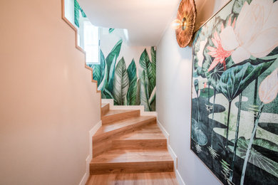 Foto de escalera en U bohemia grande con escalones de madera, contrahuellas de madera, barandilla de varios materiales y papel pintado