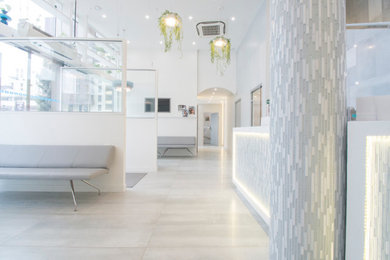 Hallway - modern hallway idea in Paris