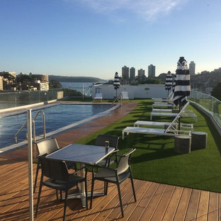 Großer Moderner Pool auf dem Dach in rechteckiger Form mit Dielen in Sydney