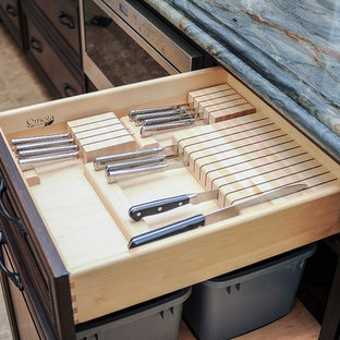 Geräumige Klassische Küche mit Vorratsschrank, Unterbauwaschbecken, offenen Schränken, weißen Schränken, Quarzwerkstein-Arbeitsplatte, Küchenrückwand in Schwarz, Glasrückwand, Küchengeräten aus Edelstahl, Marmorboden und Kücheninsel in Tampa